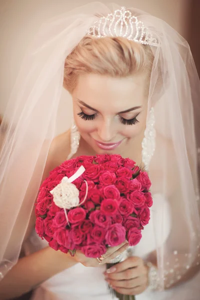 Mariée avec bouquet de mariage — Photo