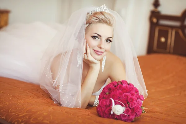 Mariée avec bouquet de mariage — Photo