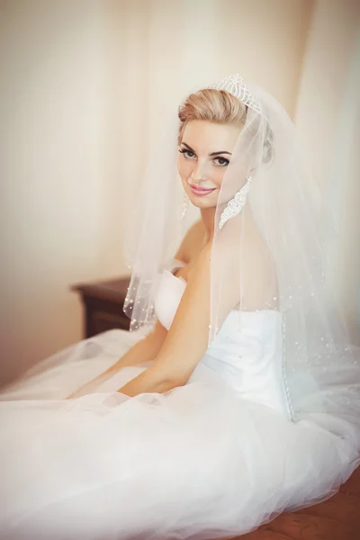 Bruid in bruiloft jurk en diamant juwelen — Stockfoto