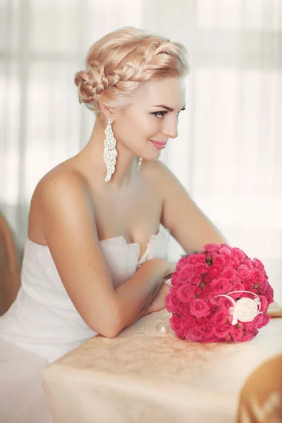 Bride in wedding dress with diamond jewelry — Stock Photo, Image