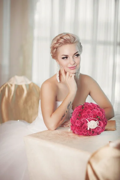 Bride in wedding dress with diamond jewelry — Stock Photo, Image