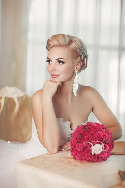 Bride in wedding dress with diamond jewelry — Stock Photo, Image