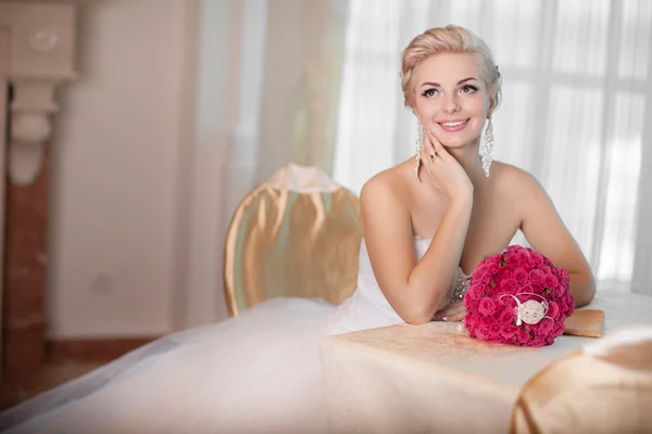 Bride in wedding dress with diamond jewelry — Stock Photo, Image