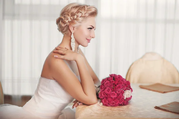 Bride in wedding dress with diamond jewelry — Stock Photo, Image