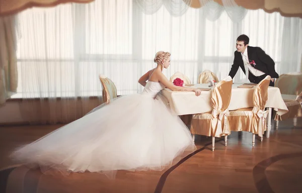 Bride and groom in luxury interior — Stock Photo, Image