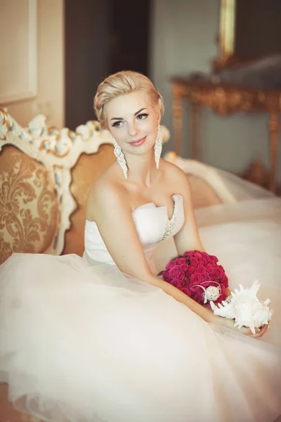 Braut im Brautkleid mit Diamantschmuck — Stockfoto