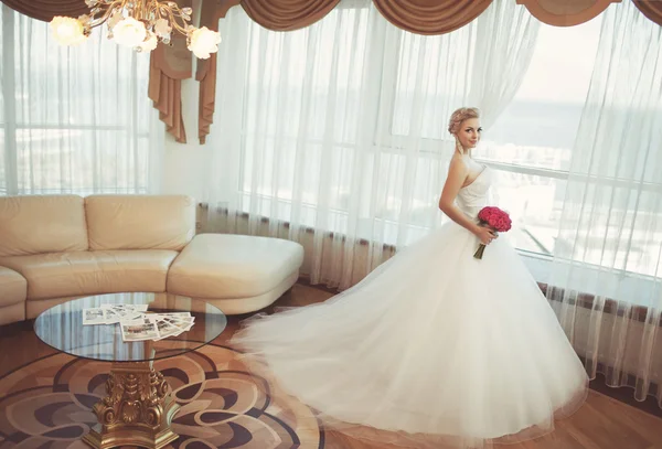 Невеста в свадебном платье и бриллиантовые украшения — стоковое фото