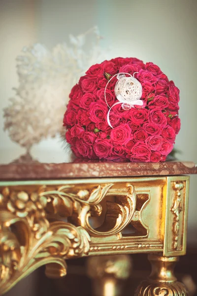 Весільний букет з рожевих троянд — стокове фото