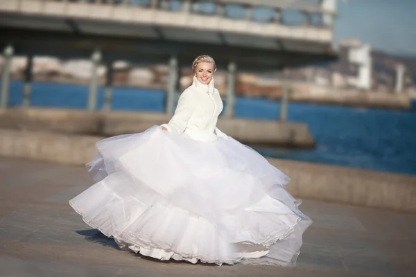Танцующая невеста в роскошном свадебном платье — стоковое фото