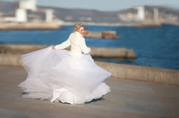 Lüks düğün elbise gelin dans — Stok fotoğraf
