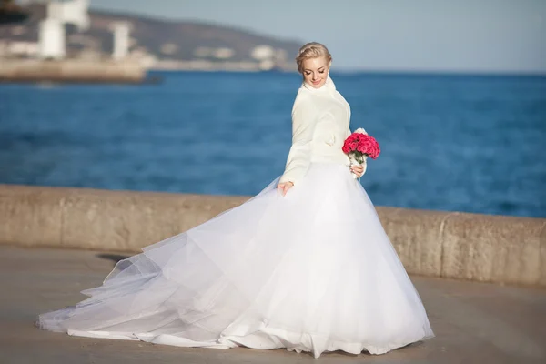 Bruid in trouwjurk met boeket rozen — Stockfoto