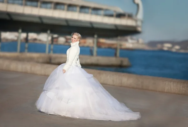 Dansende bruid in luxe trouwjurk — Stockfoto