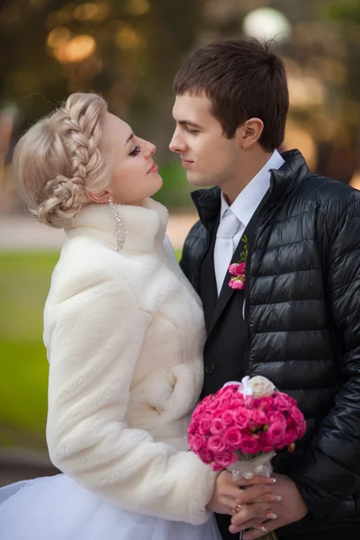 Bride and groom kiss — Stock Photo, Image