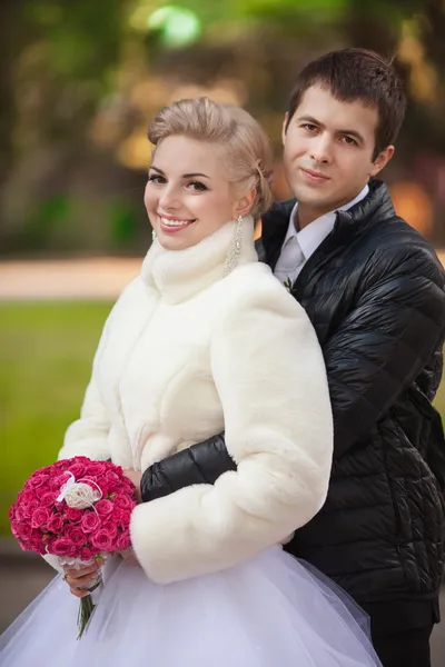 Novia y novio con ramo de rosas — Foto de Stock