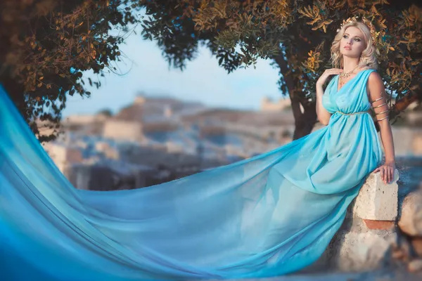 Mujer de estilo griego al atardecer cerca de ruinas antiguas . Imágenes de stock libres de derechos