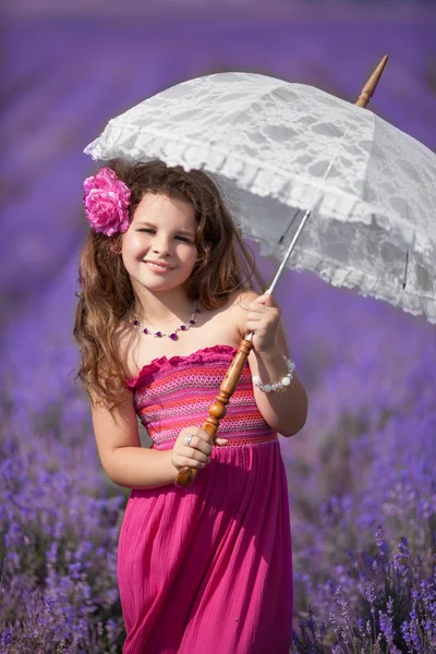 Dziewczyna z parasolem w łąka lawenda Zdjęcia Stockowe bez tantiem