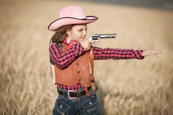 Kovboy kız silahla altın buğday üzerinde Telifsiz Stok Imajlar