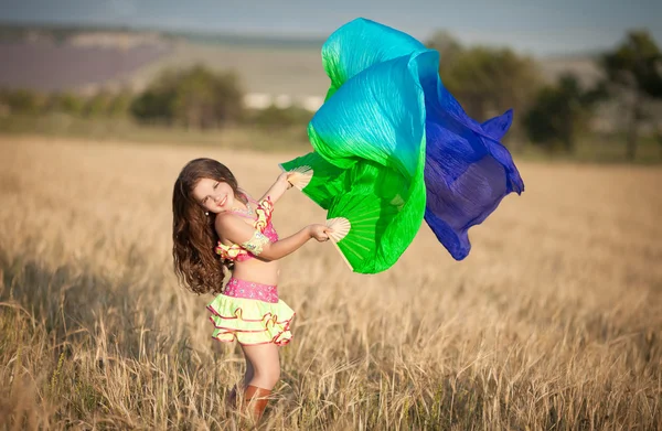 Μικρό κορίτσι χορεύουν latin χορούς Εικόνα Αρχείου