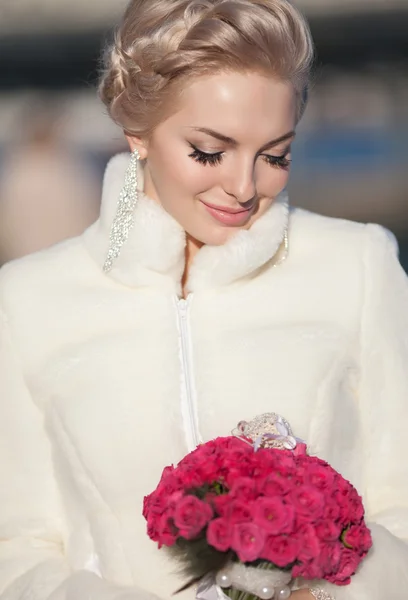 Νύφη στο νυφικό με τριαντάφυλλα σε μπουκέτο Φωτογραφία Αρχείου