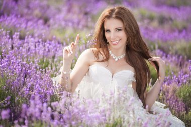 düğün gününde güzel gelin lavanta alanı