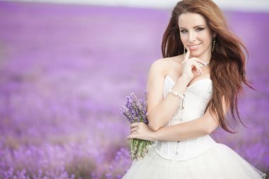 düğün gününde güzel gelin lavanta alanı