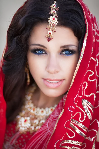 Hermosa mujer india en vestido rojo tradicional y joyas de oro al aire libre —  Fotos de Stock