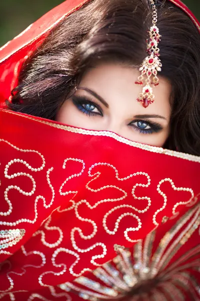 Hermoso retrato de mujer india, mujer de maquillaje brillante con joyas de oro — Foto de Stock