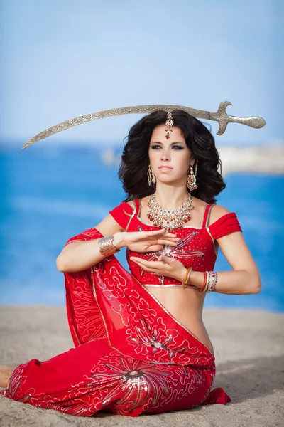 Hermosa mujer india bailando con espada dorada al aire libre —  Fotos de Stock