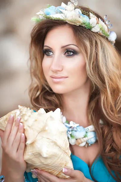 Fantasie-Meerjungfrau mit hellem Make-up und Muschelkranz, Meerprinzessin und Fee — Stockfoto