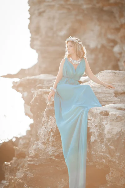 Красивая женщина-фантазия в длинном голубом платье и венке из ракушки — стоковое фото