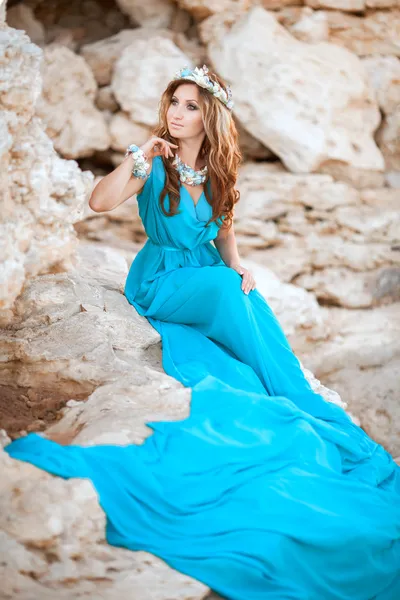 Красивая женщина-фантазия в длинном голубом платье и венке из ракушки — стоковое фото