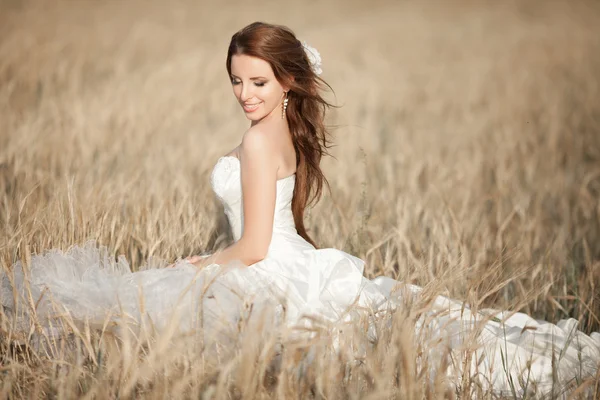 Beautiful bride at wedding day outdoor — Stock Photo, Image