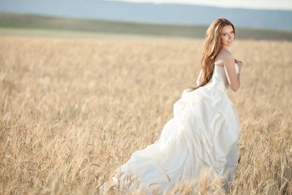 Hermosa novia en el día de la boda al aire libre — Foto de Stock