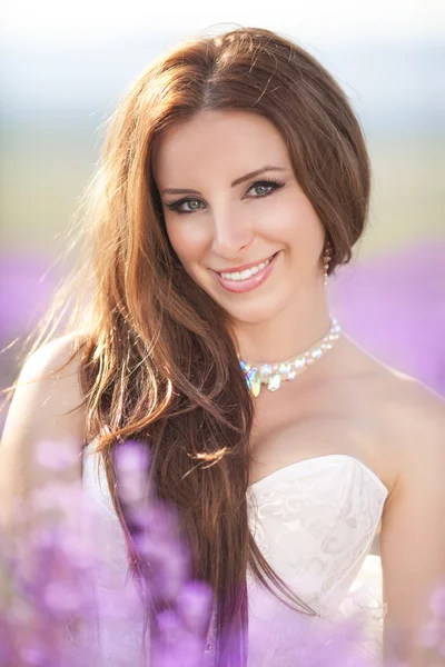 Hermosa novia en el día de la boda en el campo de lavanda —  Fotos de Stock