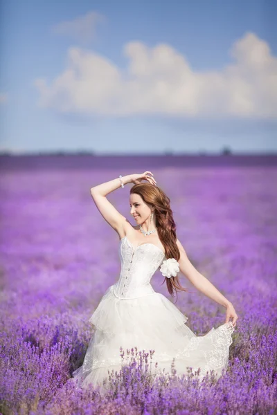 Vackra brud i bröllopsdag i lavendel fält — Stockfoto