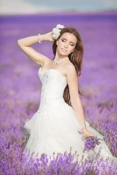 Vackra brud i bröllopsdag i lavendel fält — Stockfoto