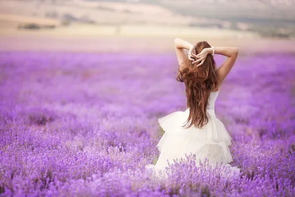 Bela noiva no dia do casamento no campo de lavanda — Fotografia de Stock