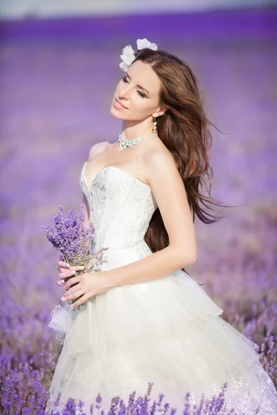 Hermosa novia en el día de la boda en el campo de lavanda —  Fotos de Stock