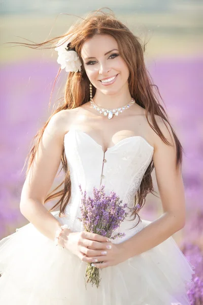 Bella sposa nel giorno del matrimonio in campo di lavanda — Foto Stock