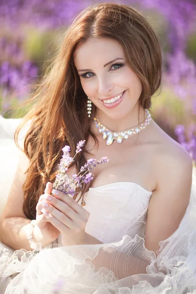 Hermosa novia en el día de la boda en el campo de lavanda —  Fotos de Stock