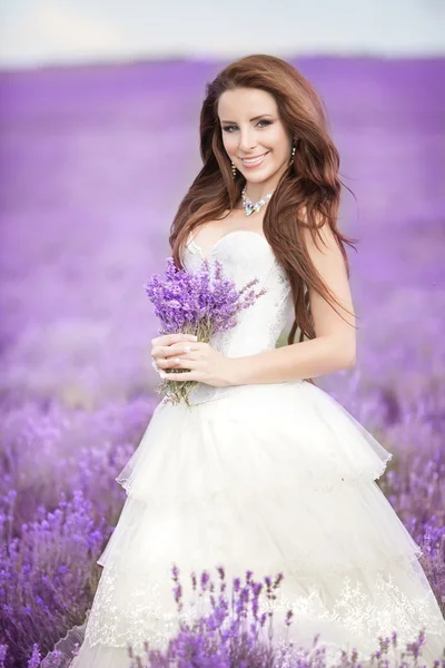 Hermosa novia en el día de la boda en el campo de lavanda —  Fotos de Stock