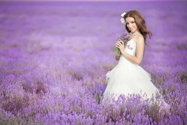 düğün gününde güzel gelin lavanta alanı