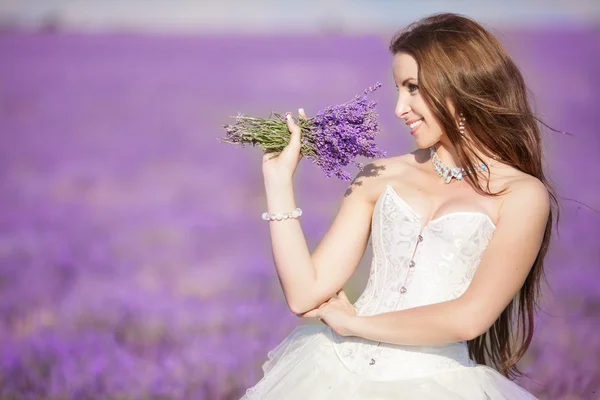 Hermosa novia en el día de la boda en el campo de lavanda —  Fotos de Stock