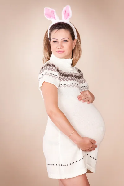 Drôle de femme enceinte touchant son ventre en studio — Photo