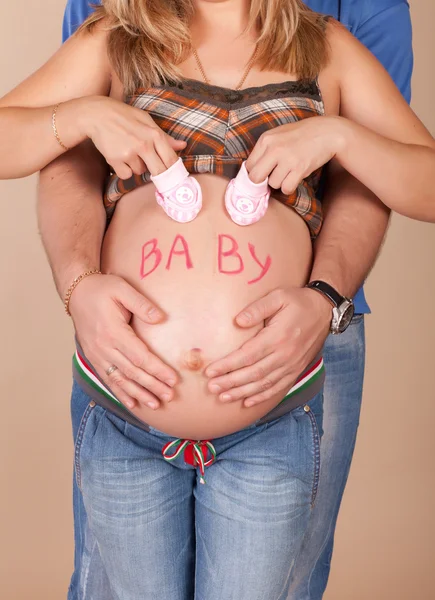 Husband hugs his pregnant wife — Stock Photo, Image