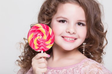 candy lolipop şeker lolipop yiyen mutlu küçük kız ile komik çocuk çocuk tatlılar yemek. şeker ile sürpriz çocuk.
