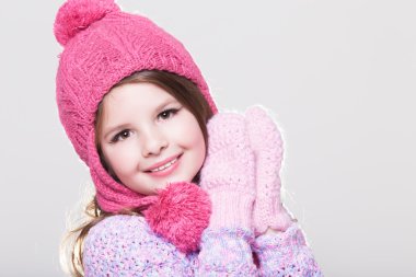 sevimli küçük kız kış yünlü aksesuarları.