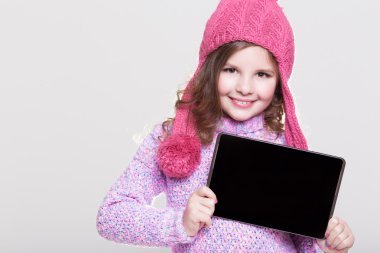 sevimli kış laptop tablet pc ile küçük kız
