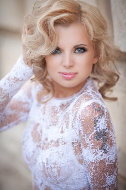 Vogue stilini gelin, altın gelinlik açık havada şık seksi kadın.