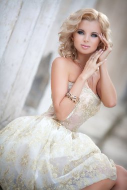 Vogue stilini gelin, altın gelinlik açık havada şık seksi kadın.